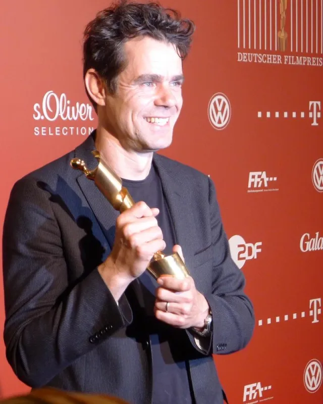 DEUTSCHER FILMPREIS Gewinner Tom Tykwer hält die erste klimaneutral verliehene Lola in den Händen.