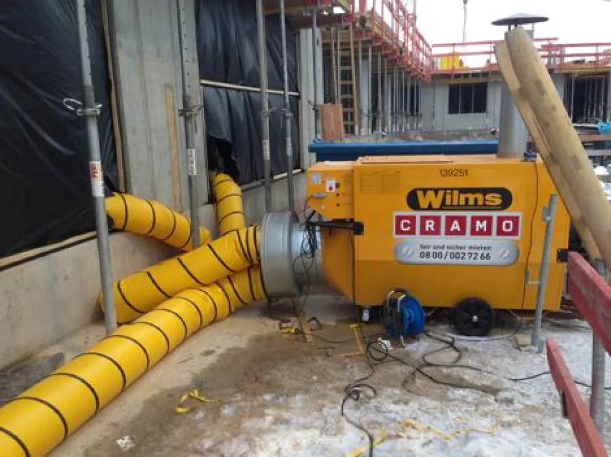 Mittels Verteilern beheizten die vor dem Rohbau aufgestellten Wilms-Geräte die betroffenen 7 Flächen