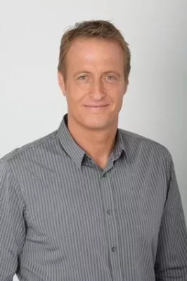 Bild: Die Allendorf Riehl GmbH heißt Moderator Florian König willkommen