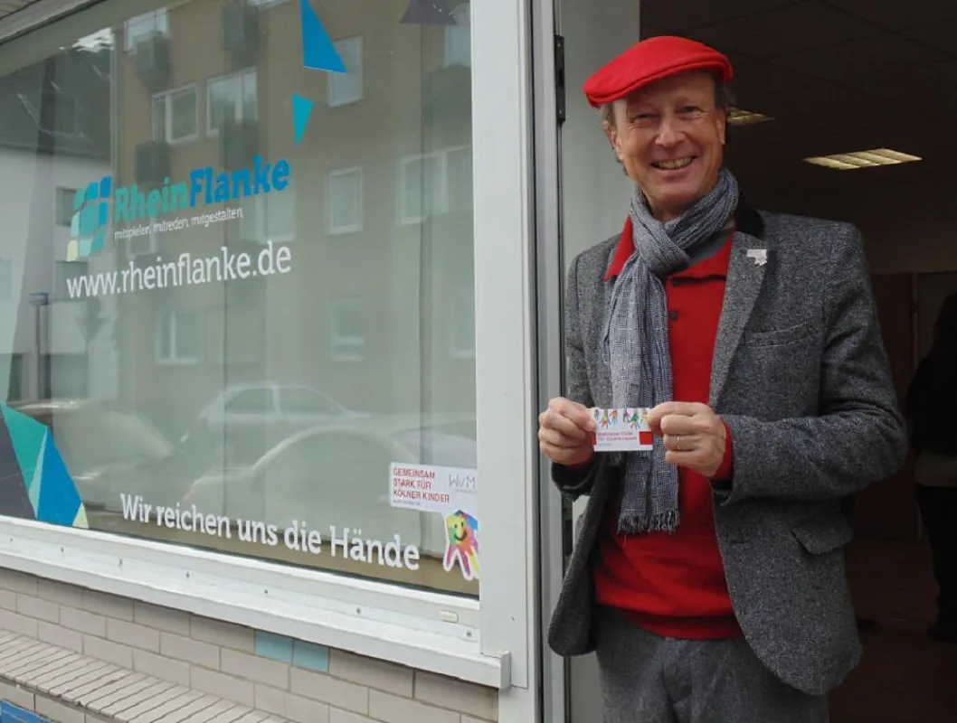 Sebastian Koerbel freut sich über die Spende der WvM Immobilien