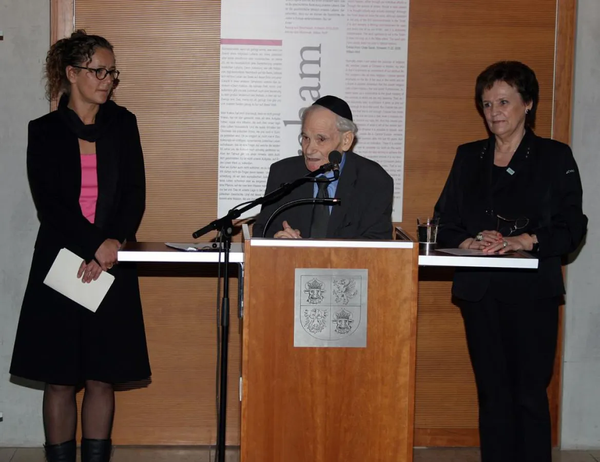 Fotografin Manuela Koska-Jäger, Landesrabbiner Dr. William Wolff, Staatssekretärin Angelika Peters