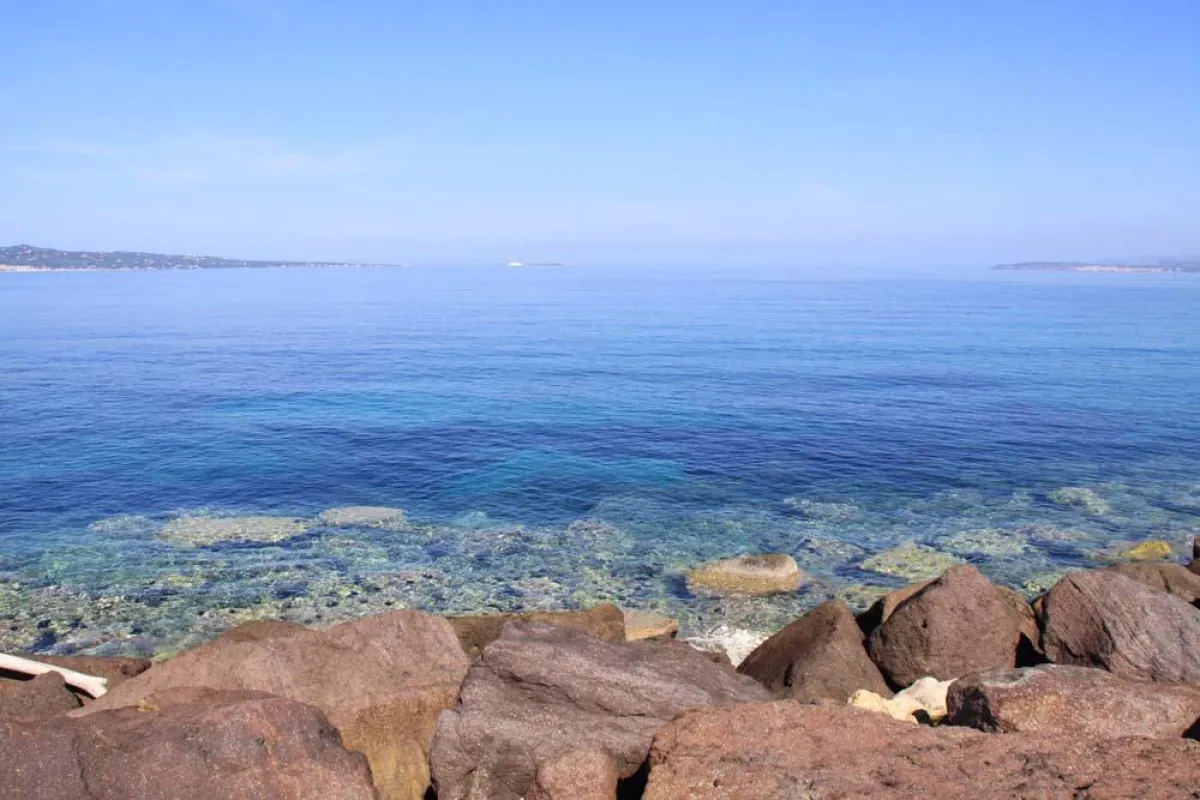 Azurblaues Wasser an Sardiniens Küste. Bildnachweis: www.i-fewo.com