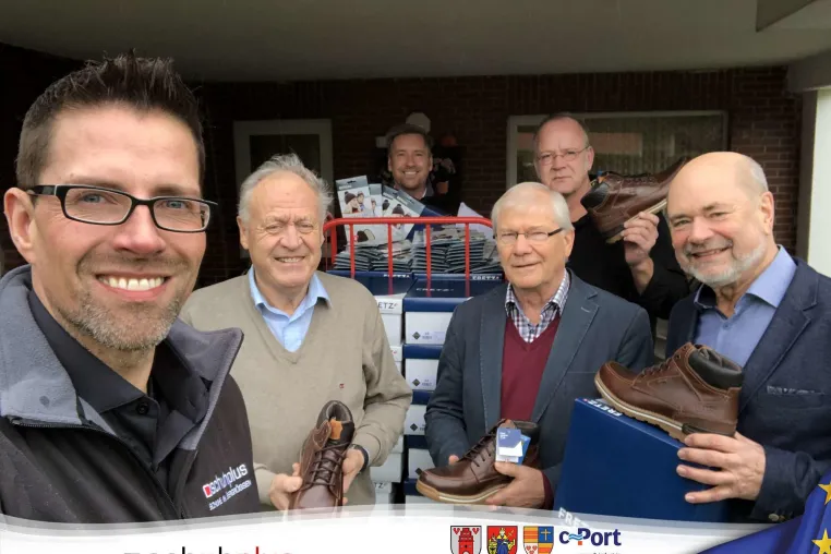 Bild: schuhplus und Gore Tex spenden Schuhe von FretzMen an Wohnungslose in Cloppenburg