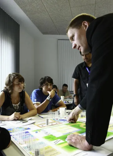 Bild: ego.-Sommerakademie 2007 in Wernigerode: Schüler als Manager – zu Besuch auf dem Campus der Hochschule Harz