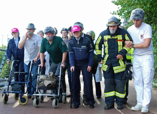 Bild: Demozug der Greisen vor der Staatskanzlei