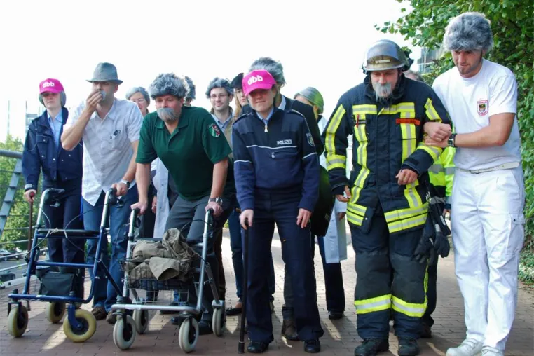 Demozug der Greisen vor der Staatskanzlei Bild: Demozug der Greisen vor der Staatskanzlei