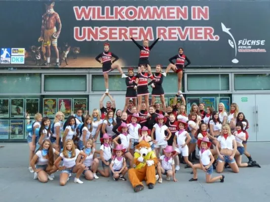 Bild: Cowboy-Fuchsi und 50 Cheerleader feiern Füchse-Saisonauftakt