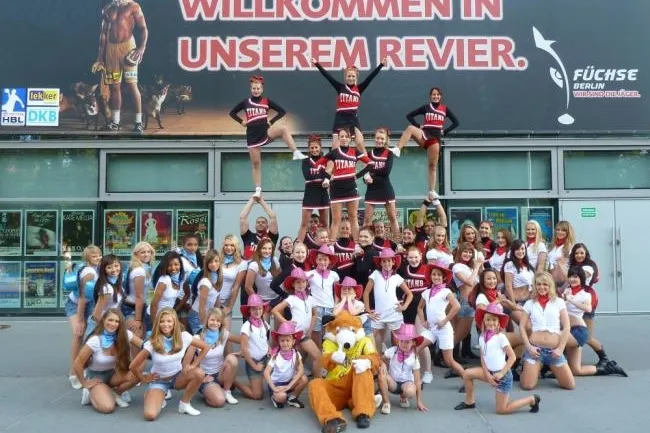 Bild: Cowboy-Fuchsi und 50 Cheerleader feiern Füchse-Saisonauftakt