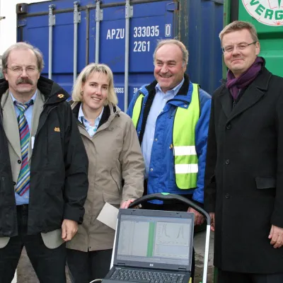 Bild: "Immer erst lüften" - Container könnten gesundheitsschädliche Gase enthalten