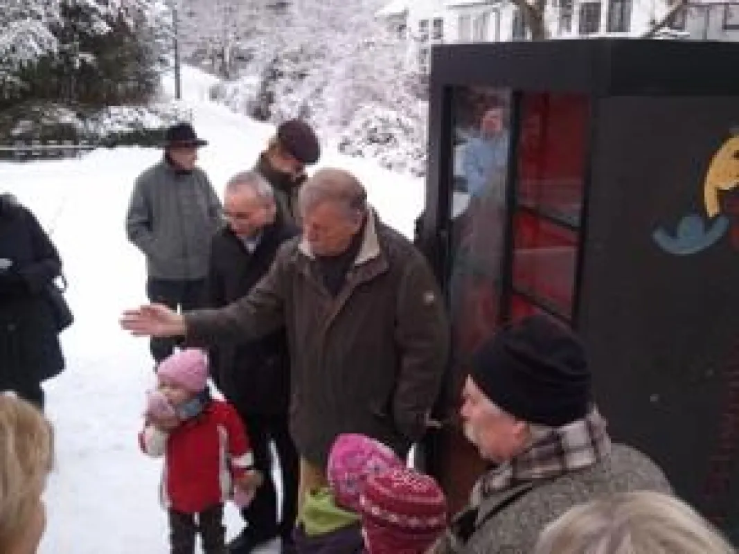 Herr Klipper nimmt mit den Kindern den Schrank in Betrieb