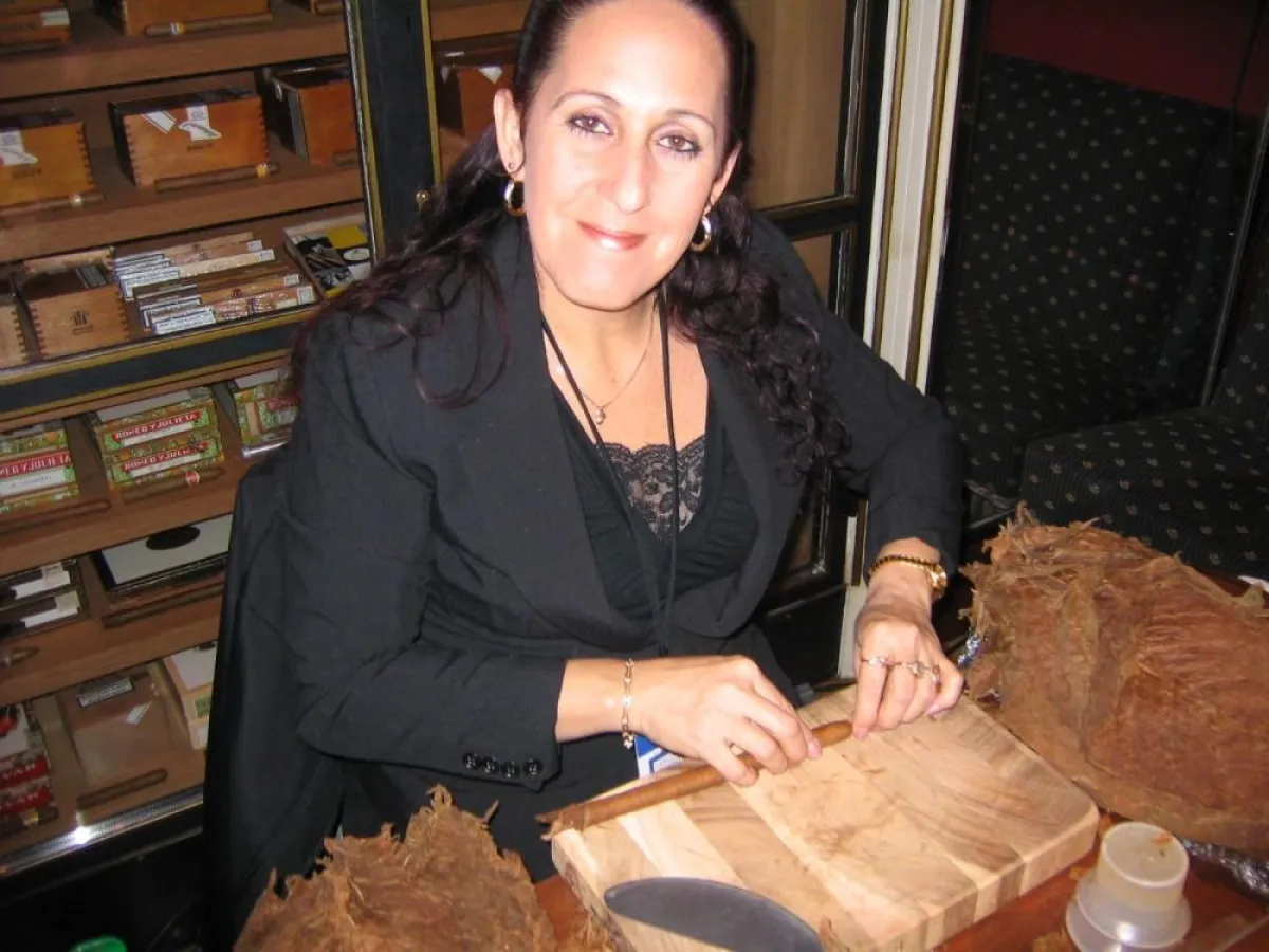 Die kubanische Startorcedora Virgina Vigo Cansino aus der Zigarrenmanufaktur Romeo y Julieta ist am 24. und 25. April live zu Gast bei DALAY ZIGARREN, Saarbrücken