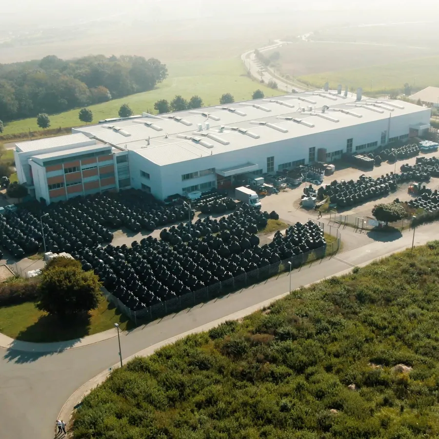 Garten Zisternen vor dem herstellenden Betrieb in Gera (© Rotationsvertriebs Gera GmbH & Co. KG)