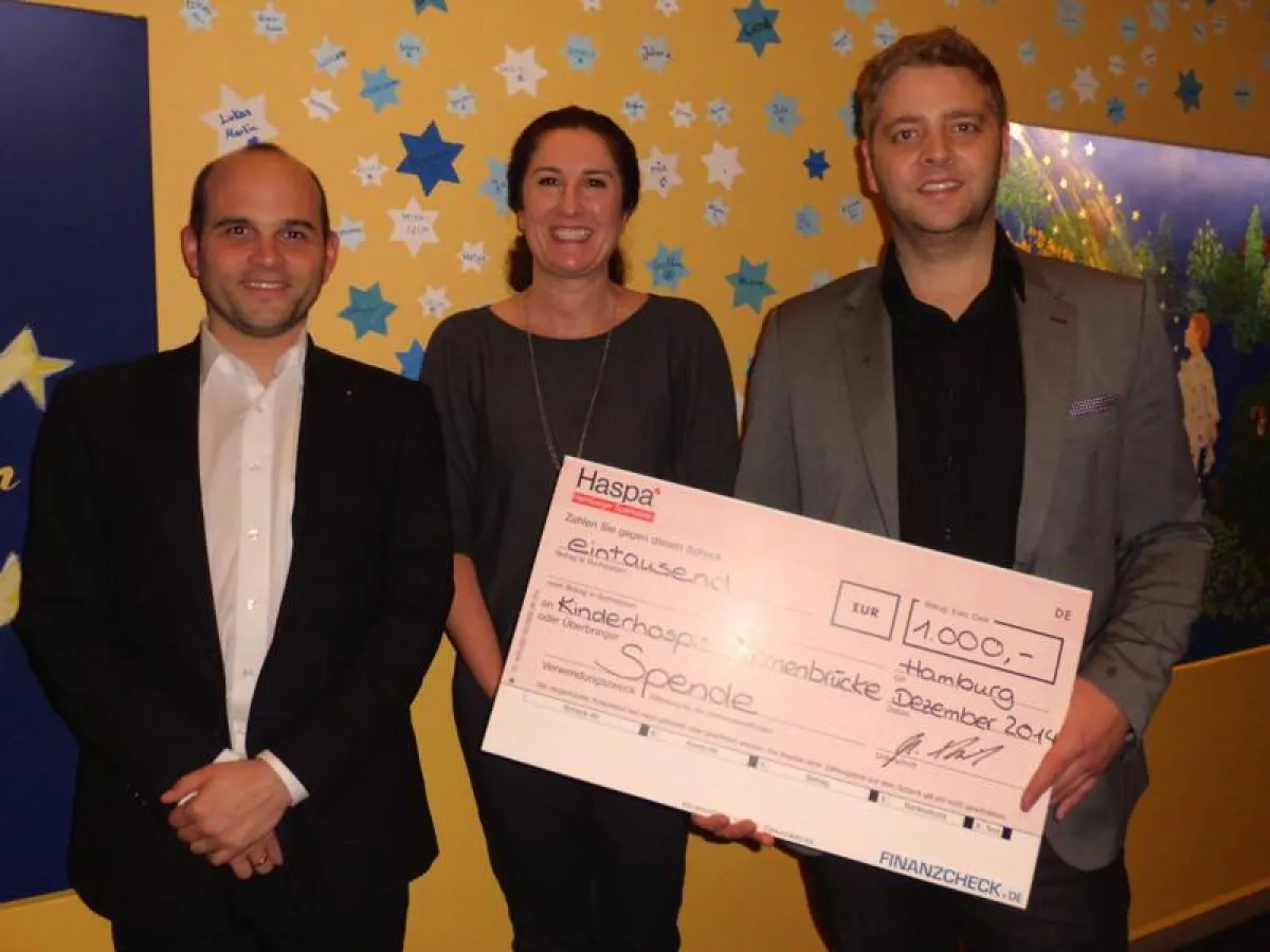 Andreas Kupke, Tatjana Schrum & Moritz Thiele (v.l.n.r.) bei der Spendenübergabe. (c) FINANZCHECK.de