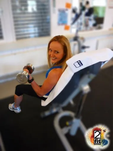Junge Unternehmer schneidern Handtuch speziell für den Gebrauch im Fitness Studio zu Bild: Junge Unternehmer schneidern Handtuch speziell für den Gebrauch im Fitness Studio zu