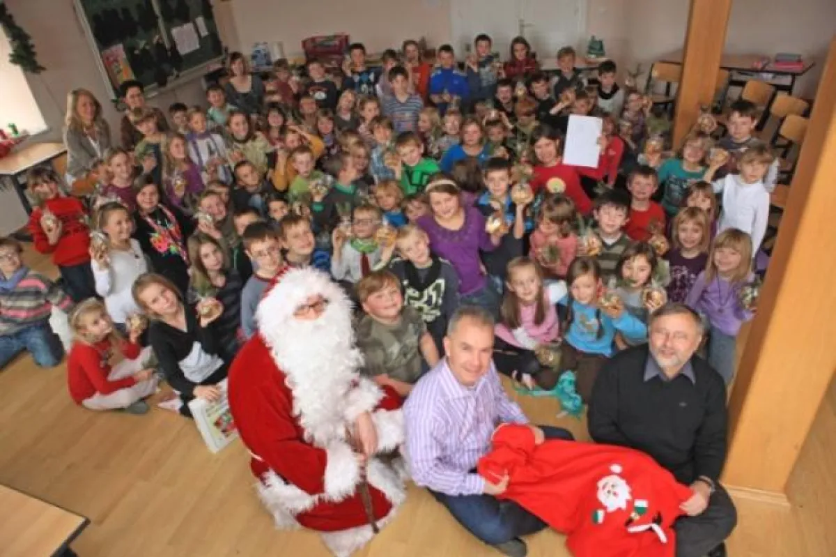 Bockelwitz: Der Weihnachtsmann in der Grundschule Sitten (c) BKW