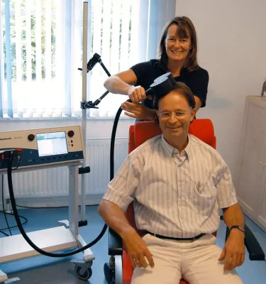 Neue nebenwirkungsarme Therapien mit repetitiver transkranieller Magnetstimulation (rTMS) Bild: Neue nebenwirkungsarme Therapien mit repetitiver transkranieller Magnetstimulation (rTMS)