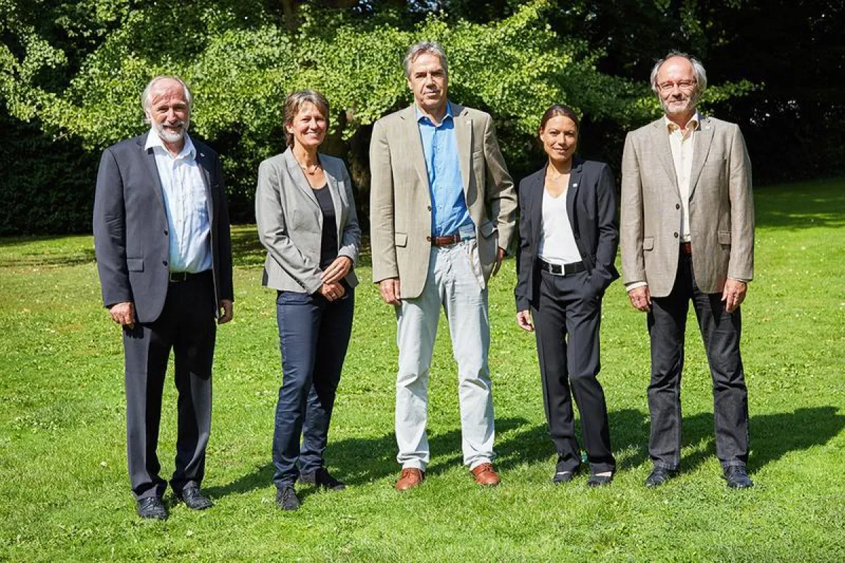 Das Präsidium der Hochschule Geisenheim mit der neuen Vizepräsidentin für Forschung Prof. Dr. Annette Reineke (2.v.l.) und ihrem Vorgänger Prof. Dr. Manfred Großmann (rechts). (Hochschule Geisenheim /