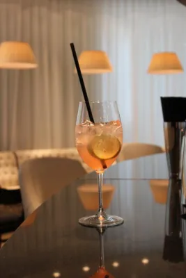 Bild: Designer Marcel Ostertag präsentiert eigenen Cocktail während der Berlin Fashion Week