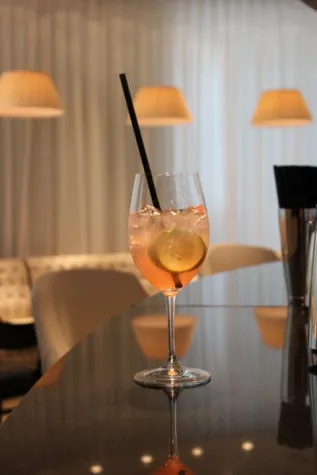Designer Marcel Ostertag präsentiert eigenen Cocktail während der Berlin Fashion Week Bild: Designer Marcel Ostertag präsentiert eigenen Cocktail während der Berlin Fashion Week