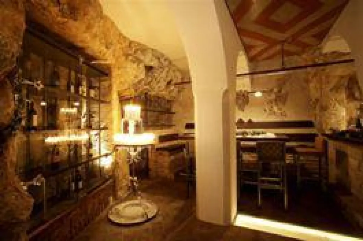 Die Weinkapelle im Herzen der dicken Schlossmauern ist ein Geheimtipp für Wein- und Schlossfreunde.