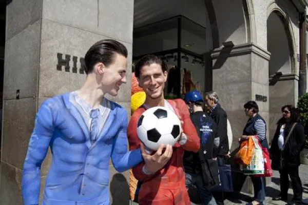 HIRMER SIEHT BLAU UND ROT - Herrenausstatter im Fußballfieber Bild: HIRMER SIEHT BLAU UND ROT - Herrenausstatter im Fußballfieber