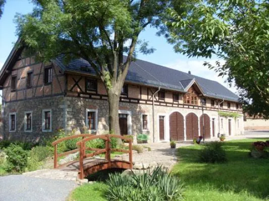 Bild: Schloss und Park Oberau – Das Wasserschloss am Sächsischen Weinwanderweg im Dresdner Heidebogen