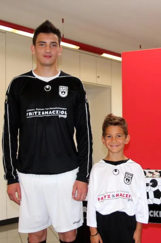 Olcay Kücük, Spieler in der U19-Mannschaft (li.), und Giorgos Papenfuß, Spieler in der U8-Mannschaft
