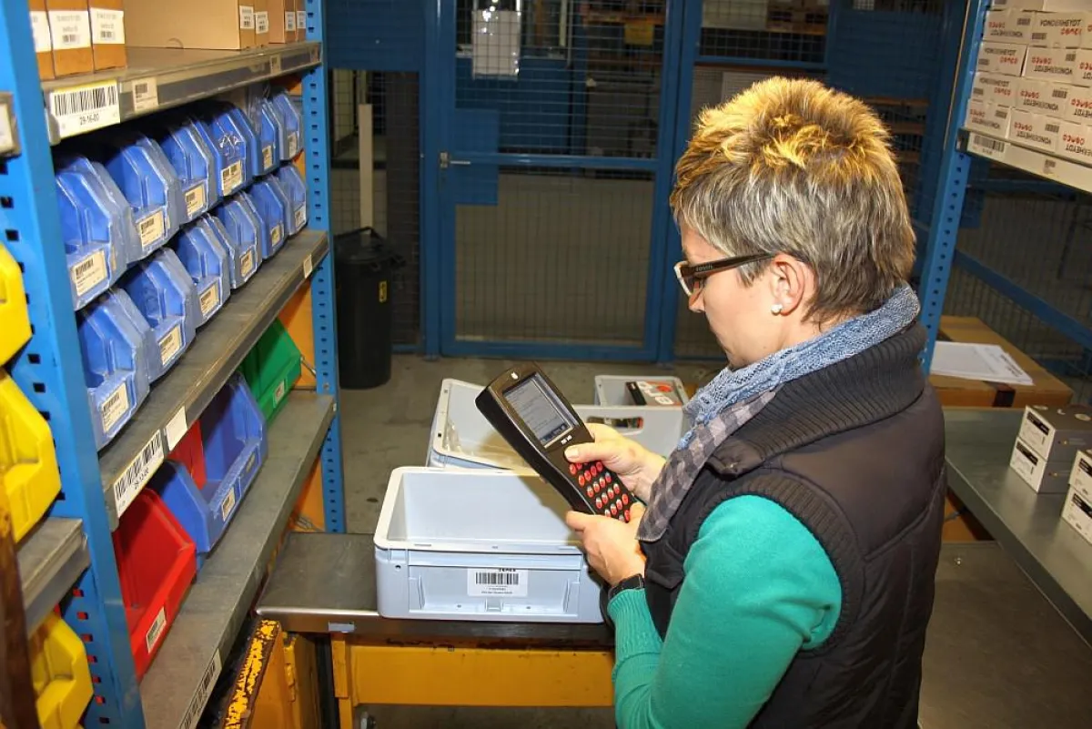 Von der Heydt: Mitarbeiterin scannt und pickt Kleinteile im Hochregallager. (Foto: N&V)