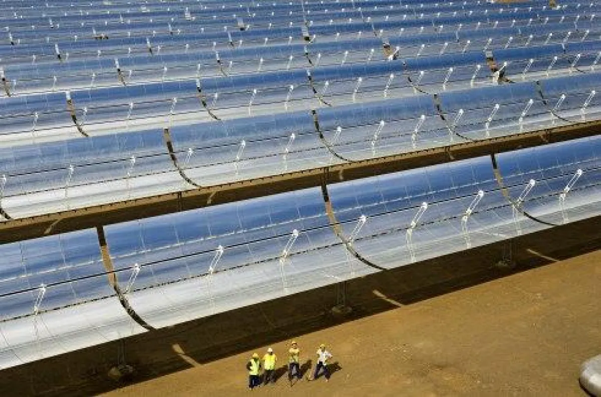 Grund zum Feiern: das Parabolrinnenkraftwerk Andasol 1 ist fertig und nimmt den Probebetrieb auf.