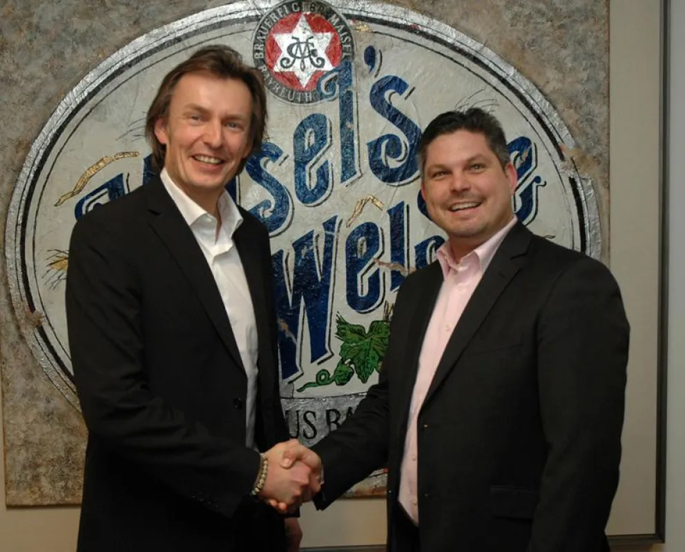 Brauereichef Jeff Maisel (links) und Erik Altenhofen, Einkaufsleiter Zentral und Osteuropa für Hilton Worldwide, freuen sich auf d