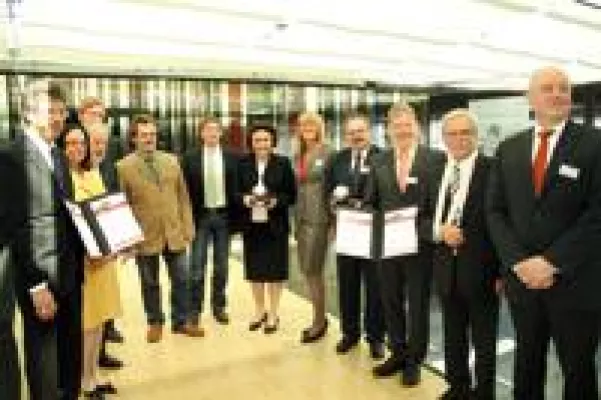 Bild: TQU GROUP: Kompetenzpreis Baden-Württemberg für OxiMaTec / Leonhardt Graveurbetrieb und Dr. Sybill Storz