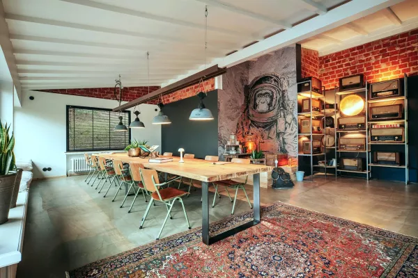 Bild: Wo Screens im Wald stehen und die Einrichtung erlebbar ist