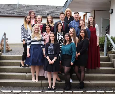 15 Absolventen der Gesundheits- und Krankenpflegeschule der Märkischen Kliniken starten ins Berufsleben Bild: 15 Absolventen der Gesundheits- und Krankenpflegeschule der Märkischen Kliniken starten ins Berufsleben