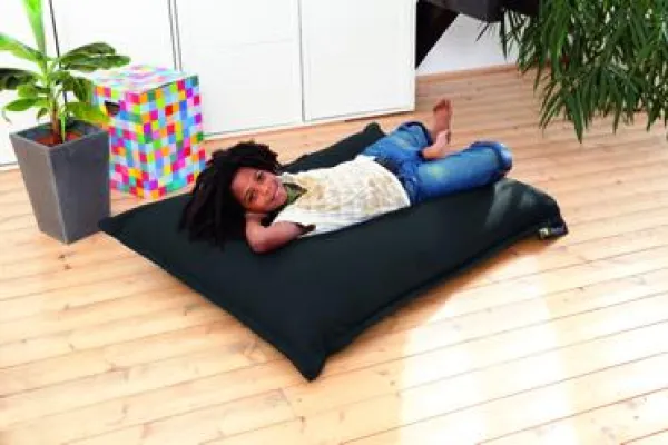 Bild: Ein Spielgefährte, der (so schnell) nichts übel nimmt: Spezieller Kinder-Sitzsack überzeugt durch Robustheit