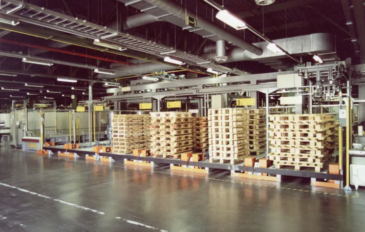 Bild: Optimierung und Kostensenkung in der Lagerhaltung und Bereitstellung von Paletten. Die Kombination aus intelligenter Software und cleverer Mechanik bringt Ordnung in jedes Palettenlager