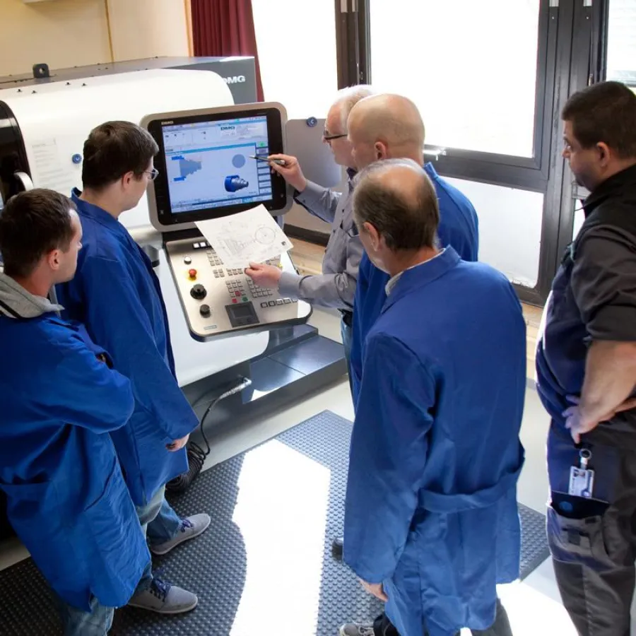 In einem bundesweit einzigartigen „Leuchtturm-Projekt“ will Bayerns führender privater Weiterbildung