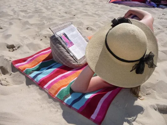 Bild: Viel-Leser und Sofa-Surfer – mit coosini am Meer entspannt erholen