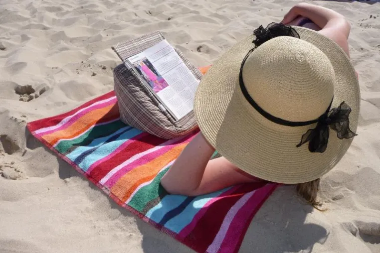 Bild: Viel-Leser und Sofa-Surfer – mit coosini am Meer entspannt erholen