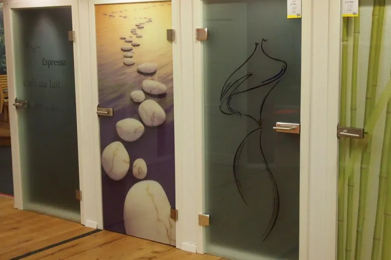 Türen in großer Zahl und neue Fensterausstellung bei Ziller Bild: Türen in großer Zahl und neue Fensterausstellung bei Ziller