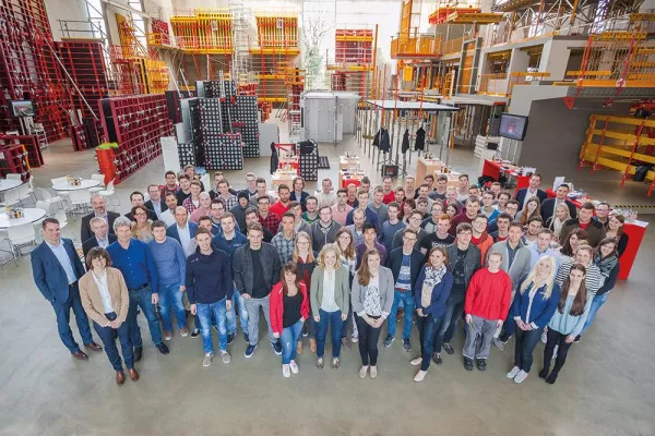 PERI ehrt seine Absolventen für hervorragende erbrachte Leistungen in Weißenhorn Bild: PERI ehrt seine Absolventen für hervorragende erbrachte Leistungen in Weißenhorn