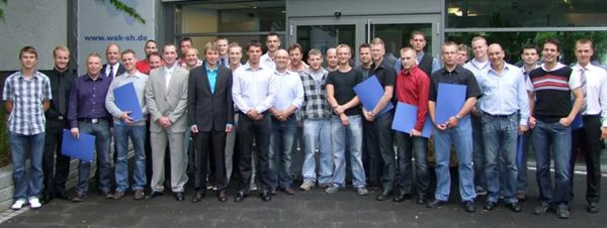 Freude über den Abschluss – frischgebackene Industriemeister (IHK) bei der Wirtschaftsakademie in Kiel