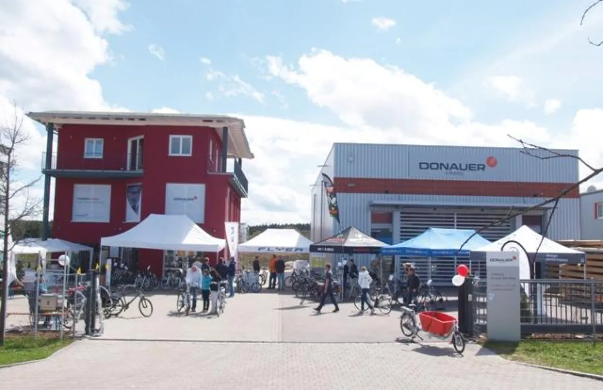 Blick auf das Gelände der E-Bike World Gilching. Bildrechte: Donauer Solartechnik