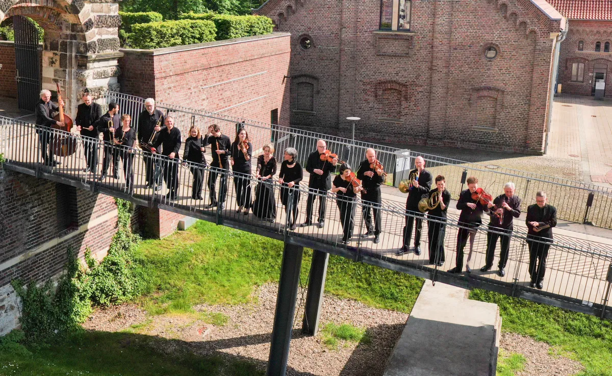 Die Musiker von caterva musica auf der Brücke vom Schloss Horst (© caterva musica 2022/ Philipp Gunzer)