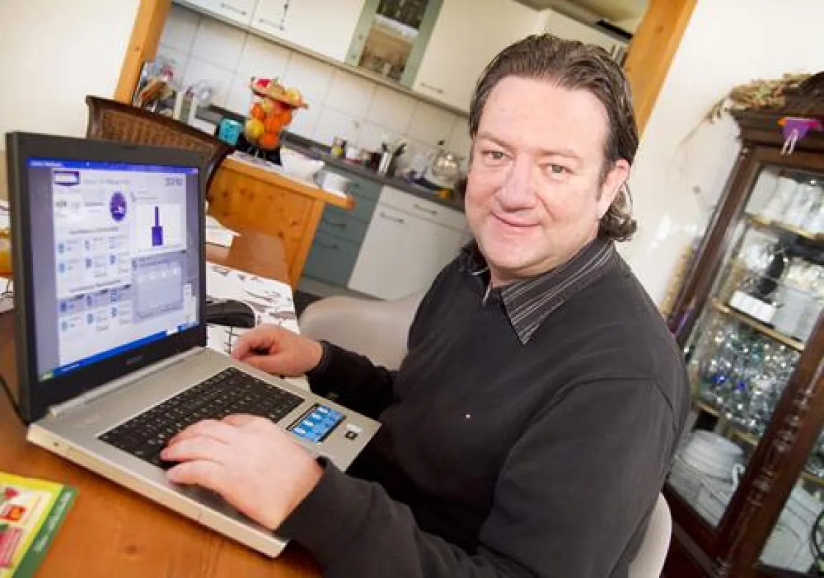 Thomas Hering sieht am Laptop, wie viel Strom die einzelnen angeschlossenen Haushaltsgeräte verbrauchen.