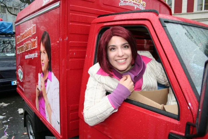 Bild: Die Jecken jubeln - Der Krüger-Piaggio begeistert beim Karnevalszug in Bergisch Gladbach