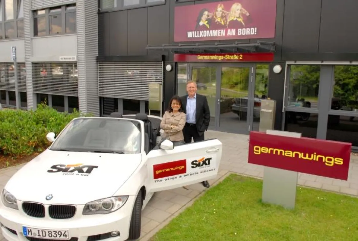 Regine Sixt, zuständig für das internationale Marketing der Sixt AG, und Thomas Winkelmann, Sprecher der Germanwings-Geschäftsführung, verlängern die Kooperation der beiden Unternehmen.