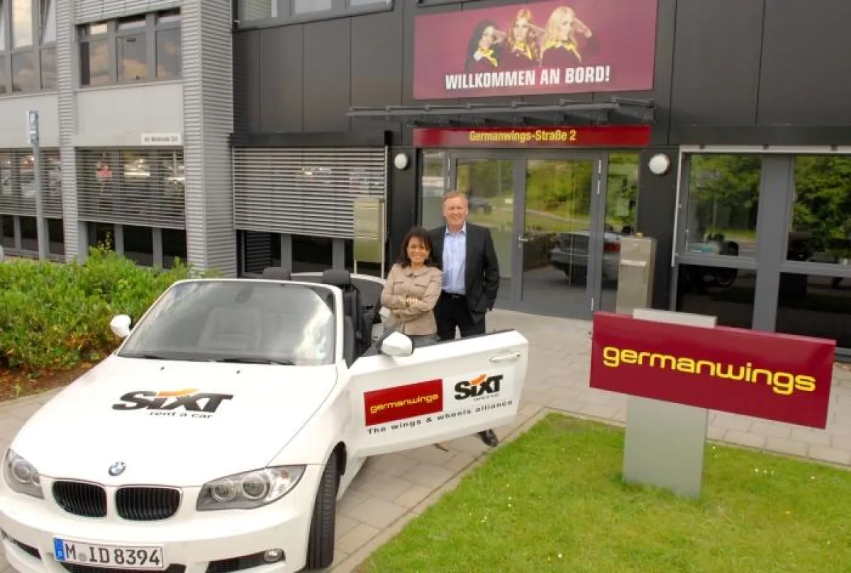 Regine Sixt, zuständig für das internationale Marketing der Sixt AG, und Thomas Winkelmann, Sprecher der Germanwings-Geschäftsführung, verlängern die Kooperation der beiden Unternehmen.