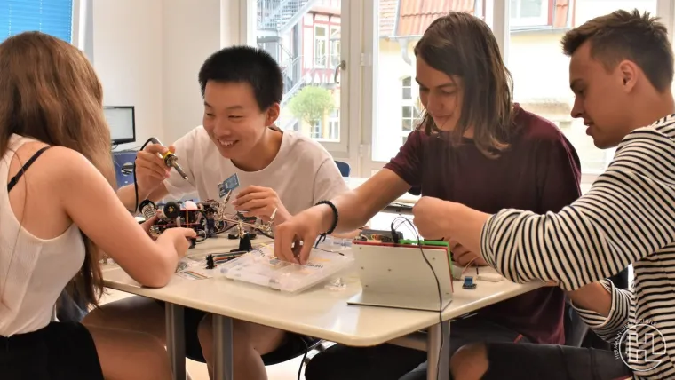 Mit MINT in der Hermann-Lietz-Schule Haubinda Fachkompetenz entwickeln Bild: Mit MINT in der Hermann-Lietz-Schule Haubinda Fachkompetenz entwickeln