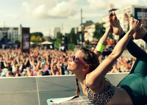 OPEN AIR YOGA AUF DER REEPERBAHN. FOR FREE. 1. SEPTEMBER 13 UHR Bild: OPEN AIR YOGA AUF DER REEPERBAHN. FOR FREE. 1. SEPTEMBER 13 UHR