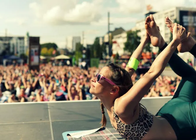 OPEN AIR YOGA AUF DER REEPERBAHN. FOR FREE. 1. SEPTEMBER 13 UHR Bild: OPEN AIR YOGA AUF DER REEPERBAHN. FOR FREE. 1. SEPTEMBER 13 UHR